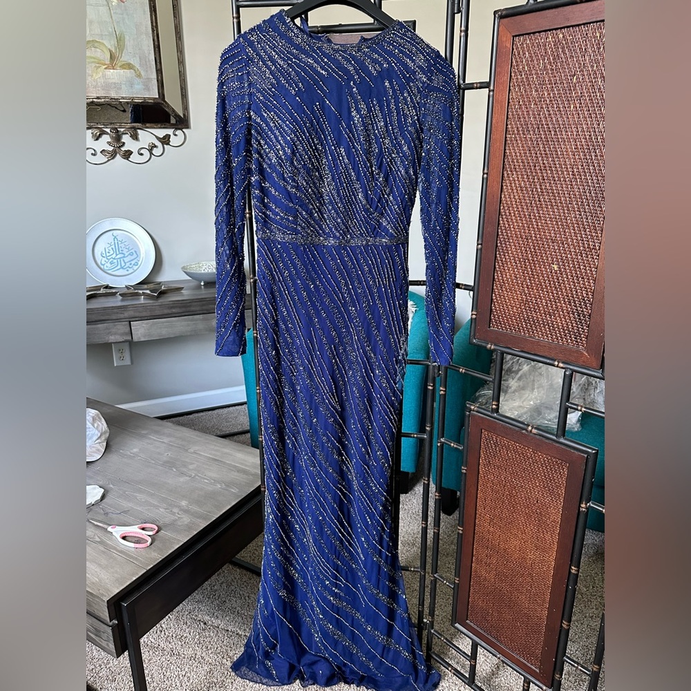 Beautiful Macduggal sz 2 navy blue dress with silver bead